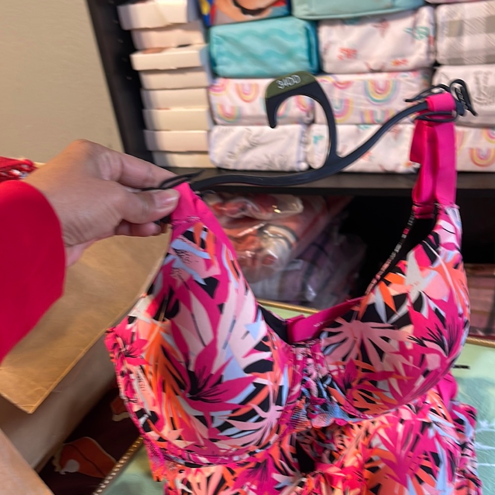 No boundaries 79 % nylon 12 % spandex